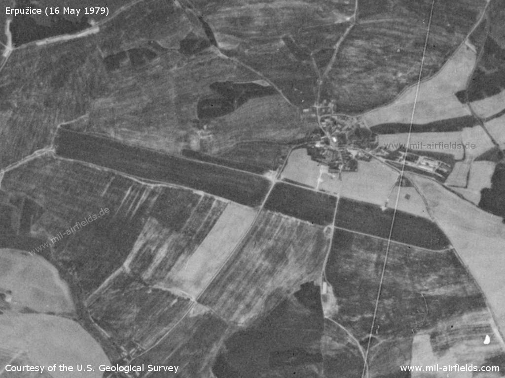 Flugplatz Erpužice, Tschechien, auf einem Satellitenbild 1979