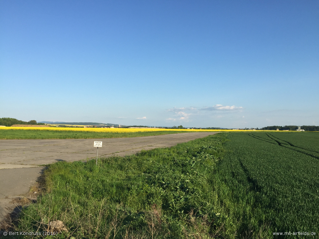 Taxiway to runway 06