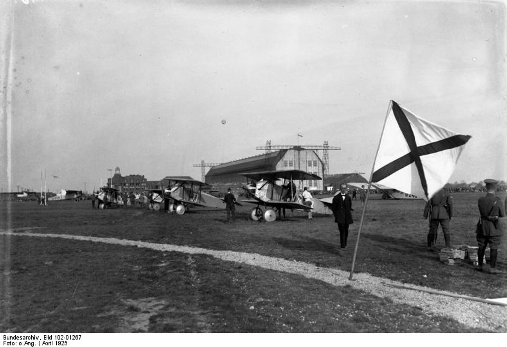 Aircraft demonstraction flight Staaken 1925, airship hangar