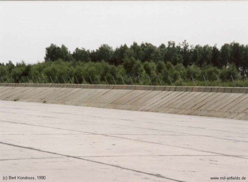 Ramp for 8 aircraft MiG-21 with blast fence, Forst Highway Strip