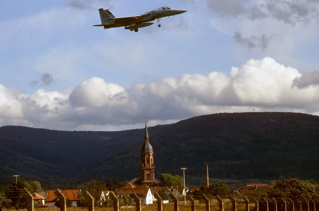 Flugzeug F-15 Eagle der 58 TFS im Anflug auf den Flugplatz Lahr