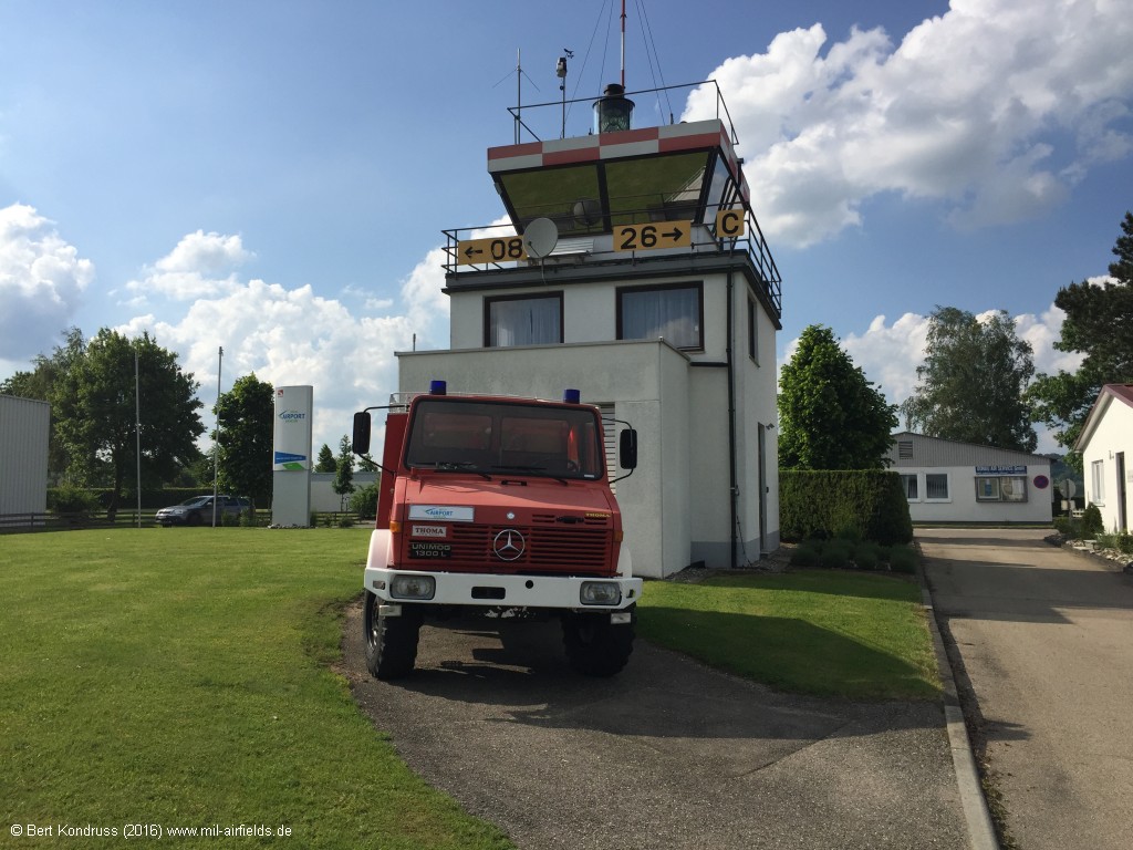 Neuer Kontrollturm mit Feuerwehrfahrzeug