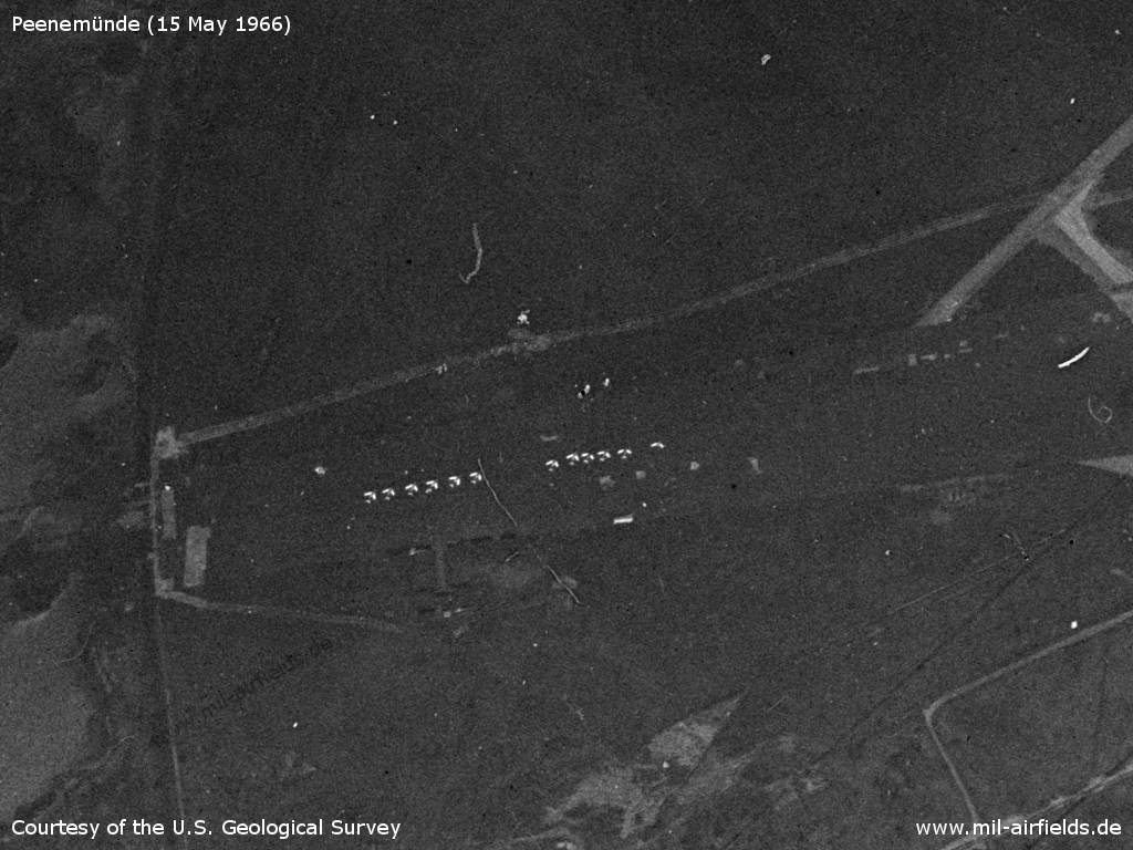 Westlicher Teil mit abgestellten Flugzeugen MiG-15 oder MiG-17, Peenemünde