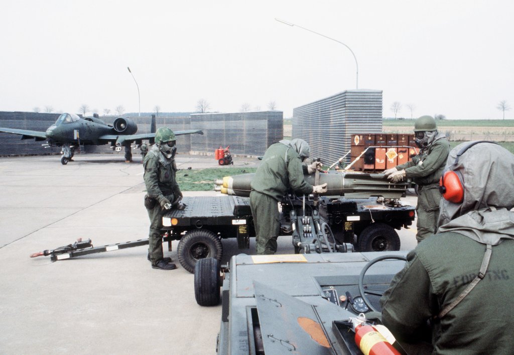 Vorbereitung von Mark 82-Bomben für eine A-10 mit ABC-Schutzausrüstung