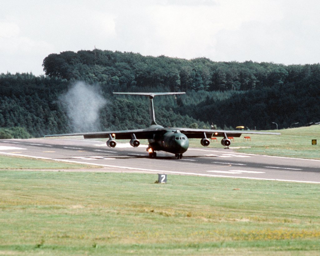 Landung Flugzeug C-141 Starlifter des 65th MAW auf dem Flugplatz Sembach