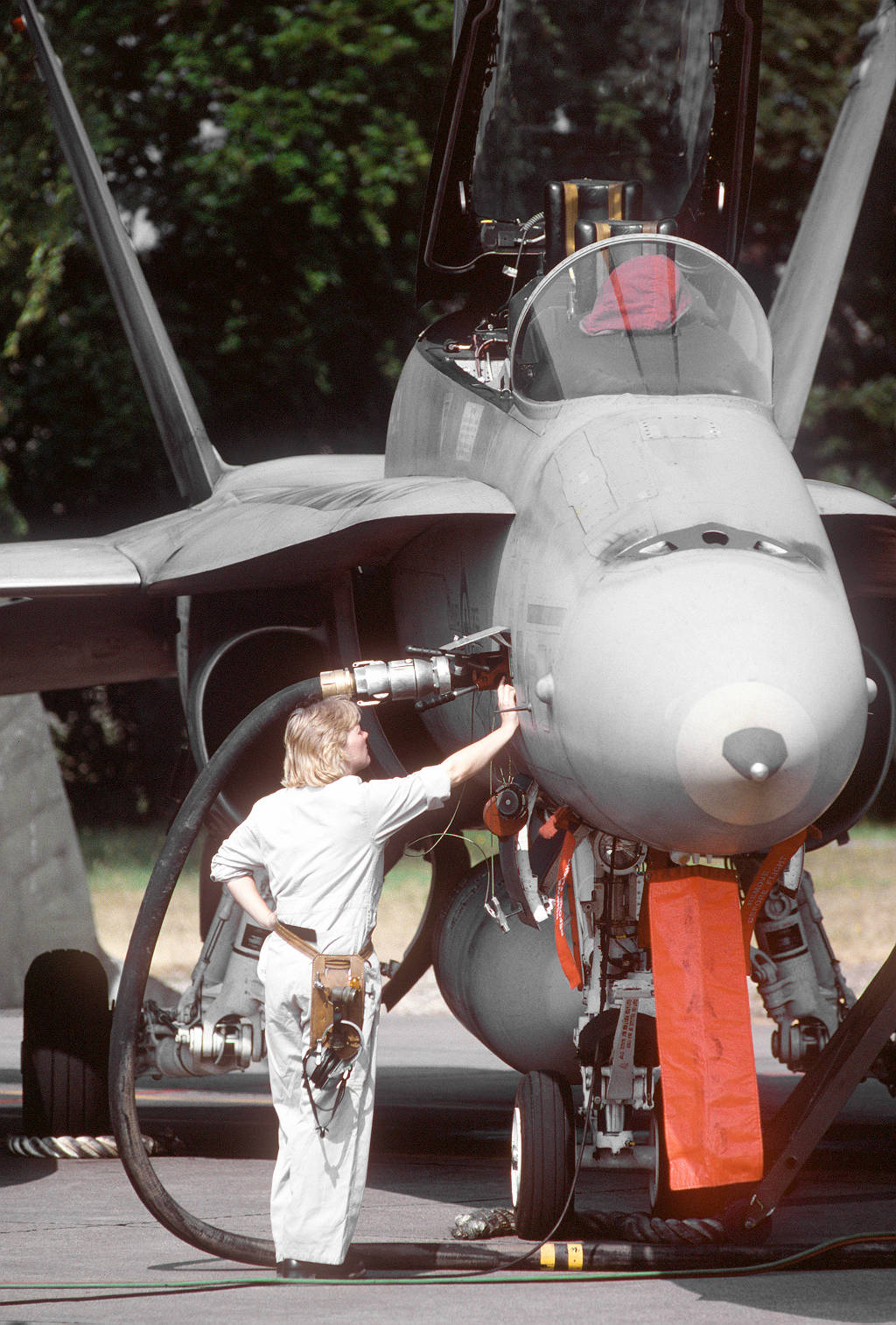 A member of the 409th Squadron refuels a CF-18 Hornet of the Canadian Forces at Söllingen airfield.