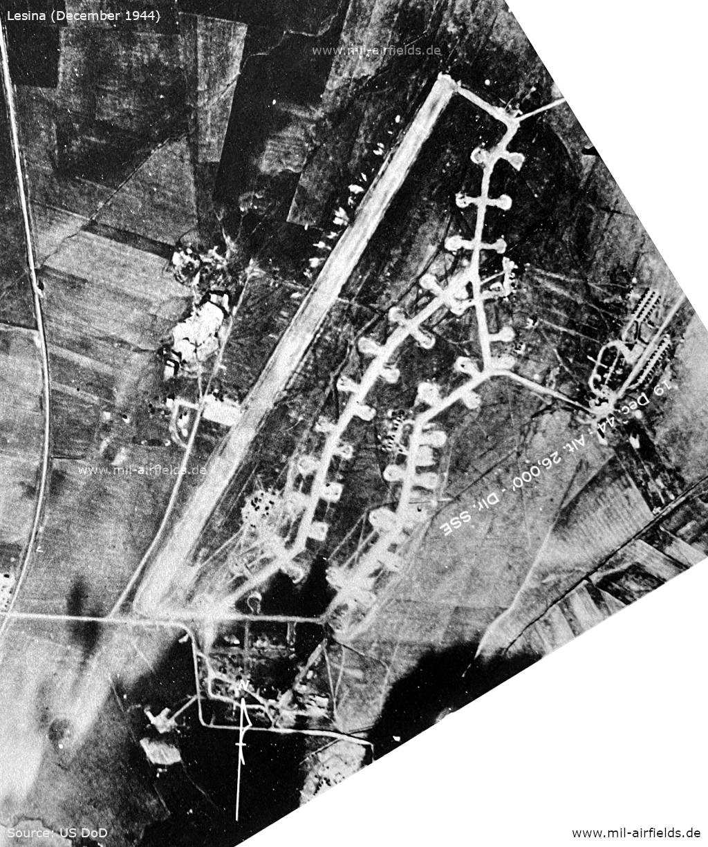 Luftbild vom ehemaligen Flugplatz Lesina, Italien, mit Landebahn