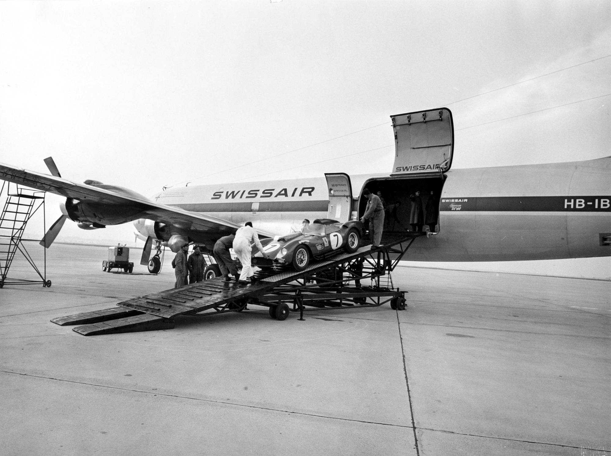 Entladen Rennwagen Ferreri Dino aus der Swissair DC-6A HB-IBB Nidwalden Flughafen Milano Malpensa