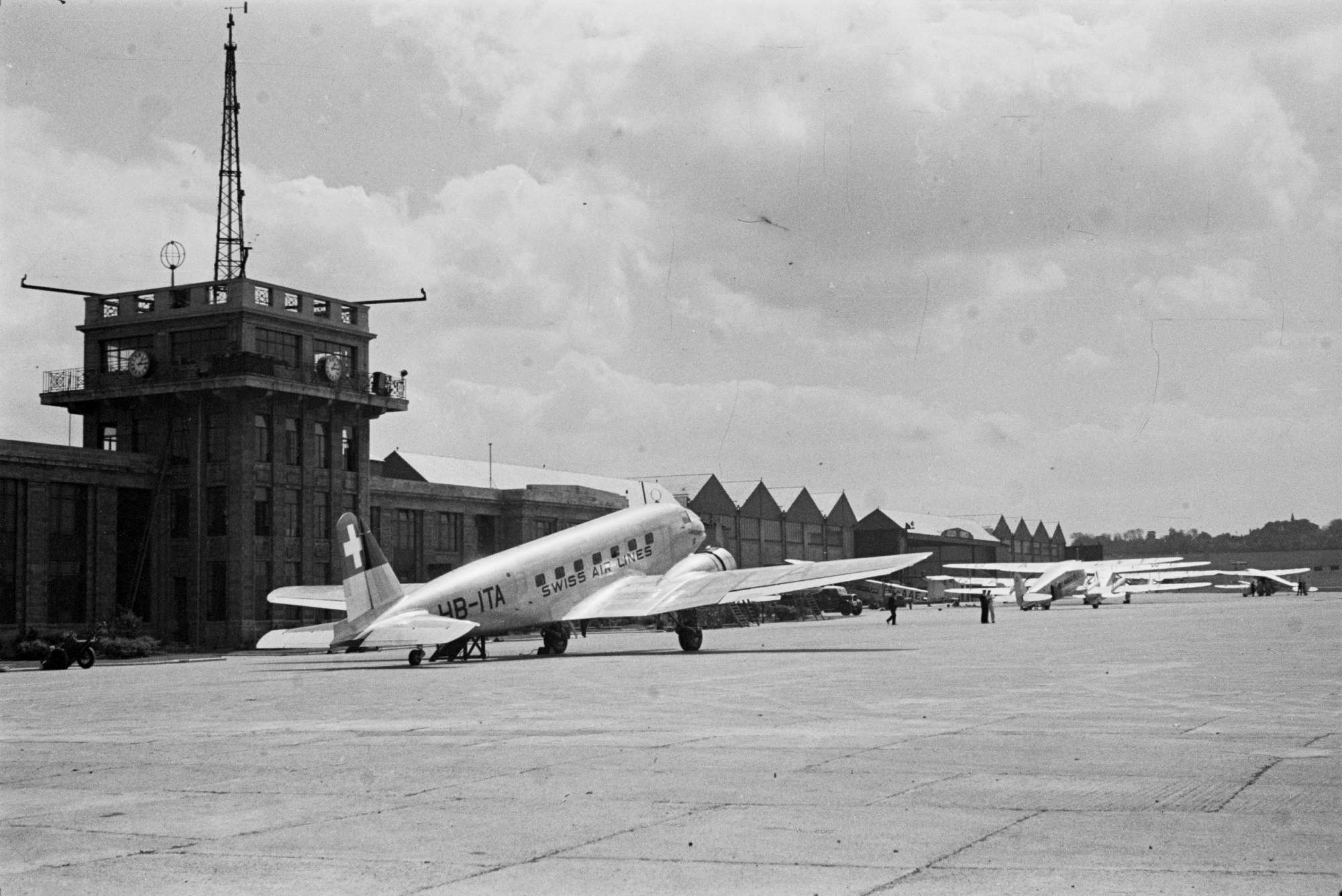 Flughafen London Croydon, Swiss Air Lines DC-2 HB-ITA, De Havilland DH.89 Dragon Rapide