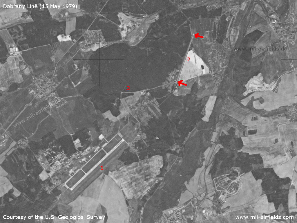Flugplatz Dobřany Líně, Tschechische Republik, auf einem Satellitenbild 1979