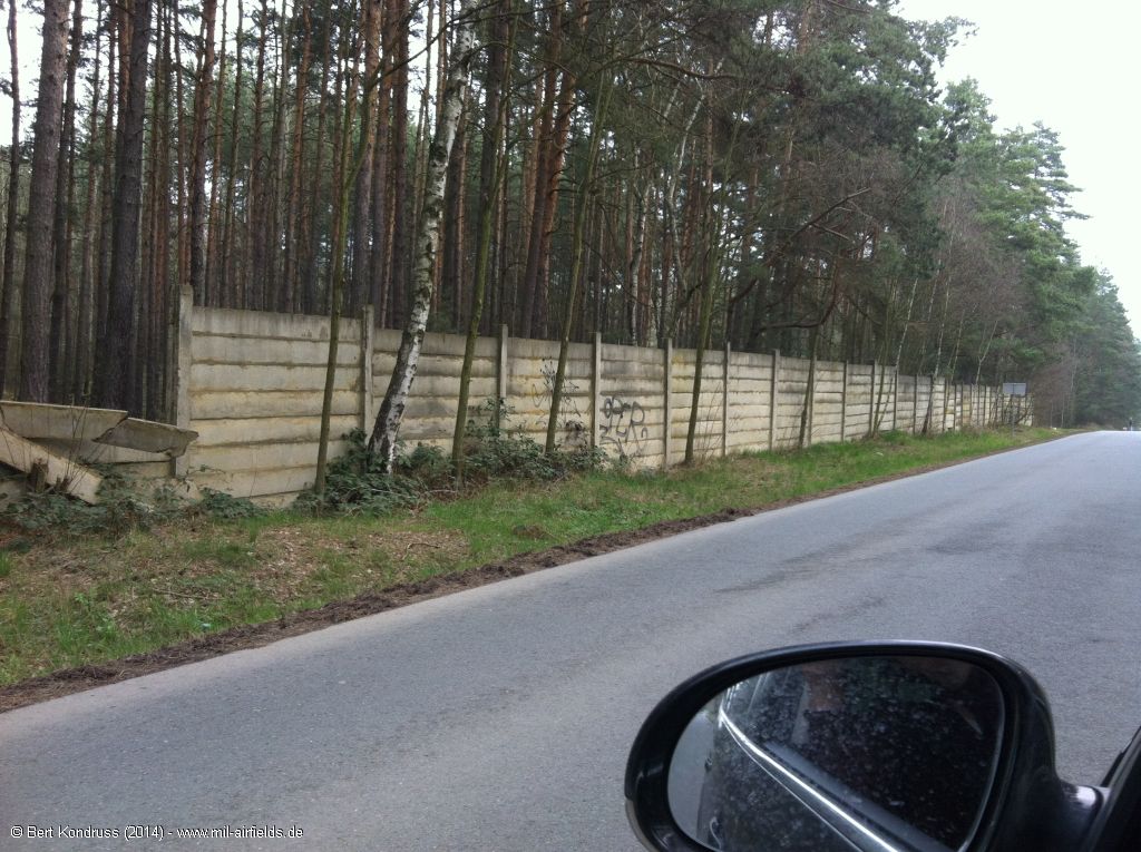 Wall along the road between Nová Ves u Plzně and Plzeň 10-Lhota