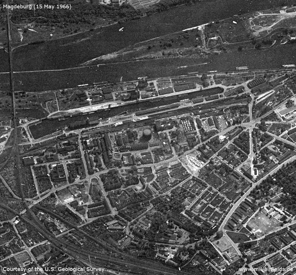 DDR: Magdeburg Elbe und Handelshafen Satellitenbild 1966