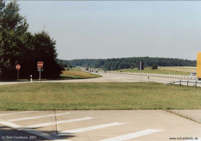 Der Platz im Jahr 2001, vom nordöstlichen Parkplatz aus gesehen