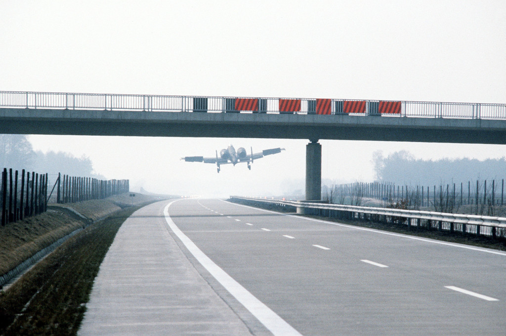 Flugzeug A-10 kurz vor dem Aufsetzen