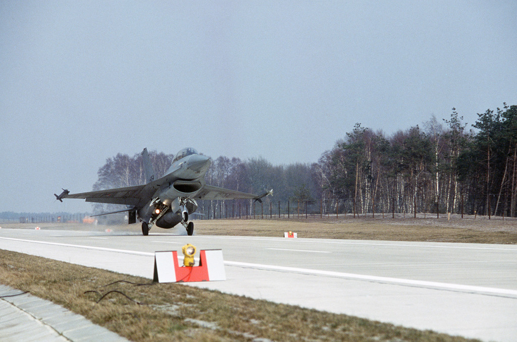 A F-16 landing, armed with AIM 9 Sidewinder (J-654, Netherlands Air Force)
