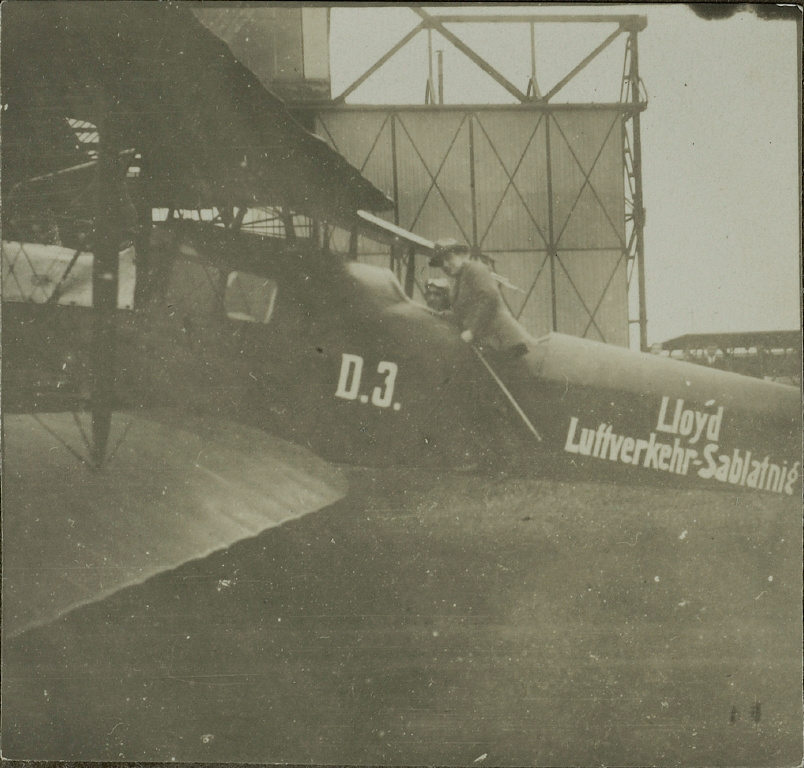 Sablatnig biplane in front of the hangar in Staaken