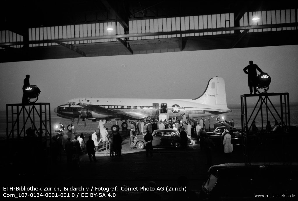 Dezember 1958: Ankunft von Bundeskanzler Konrad Adenauer am Flughafen Berlin Tempelhof