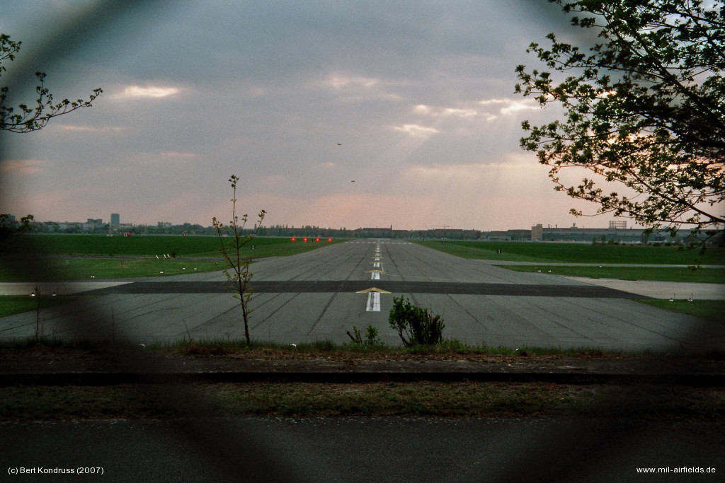 Runwy 27R at Berlin Tempelhof airport