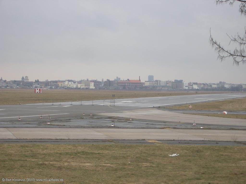 Picture: Fence across the former runway 09R/27L