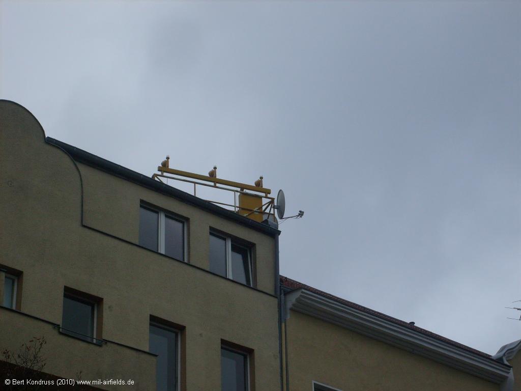 Anflugbefeuerung auf Hausdach Hermannstraße Berlin-Neukölln