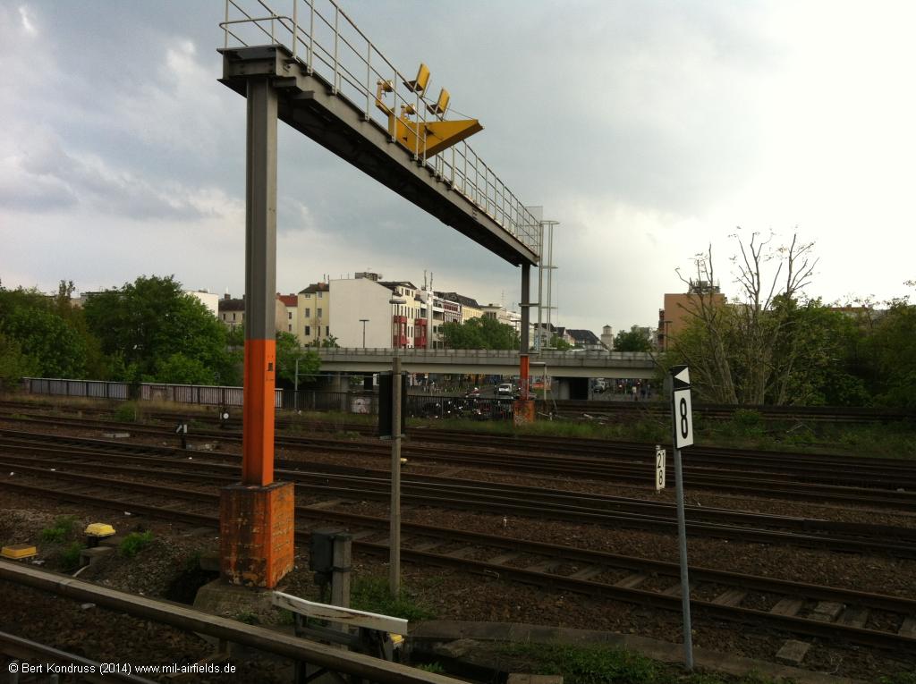 Anfluglichter über den Bahngleisen