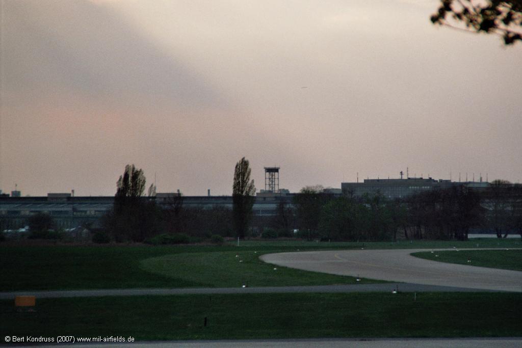 Rollweg, im Hintergrund das Flughagengebäude Tempelhof