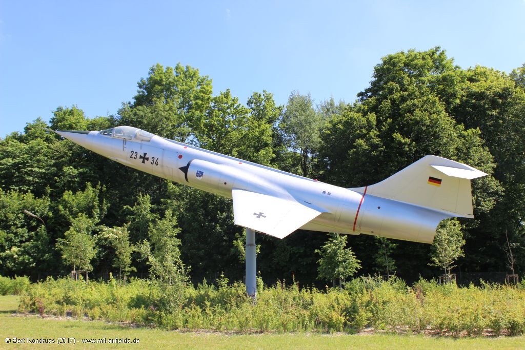 RF-104G Starfighter an der Zufahrt zum Flughafen Memmingen