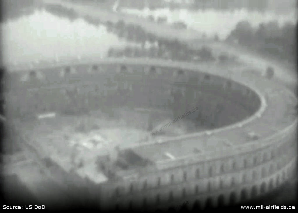 Vorbeiflug an der Kongresshalle Nürnberg