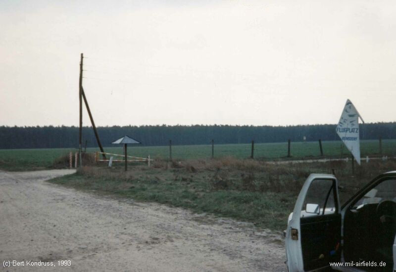 Die Zufahrt zum Flugplatz mit Postendach 1993.