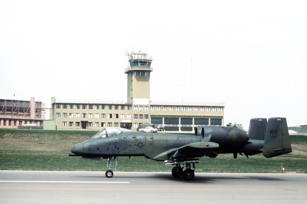 Eine A-10 der USAF vor dem Tower der Sembach Air Base