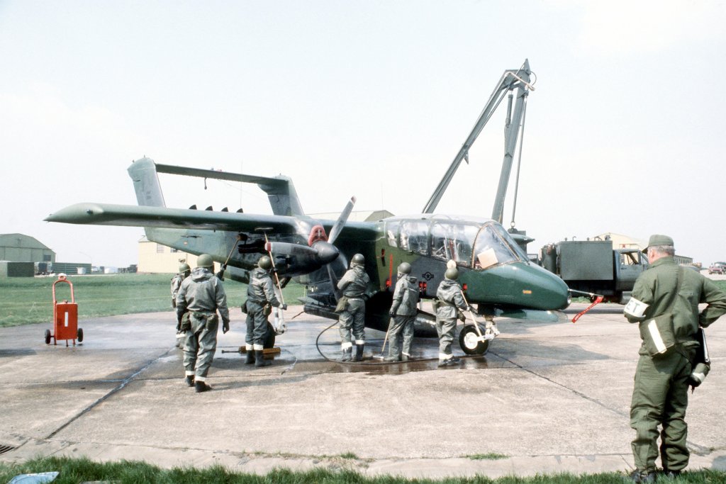Dekontaminierungsübung an einer OV-10 Bronco auf dem Flugplatz Sembach