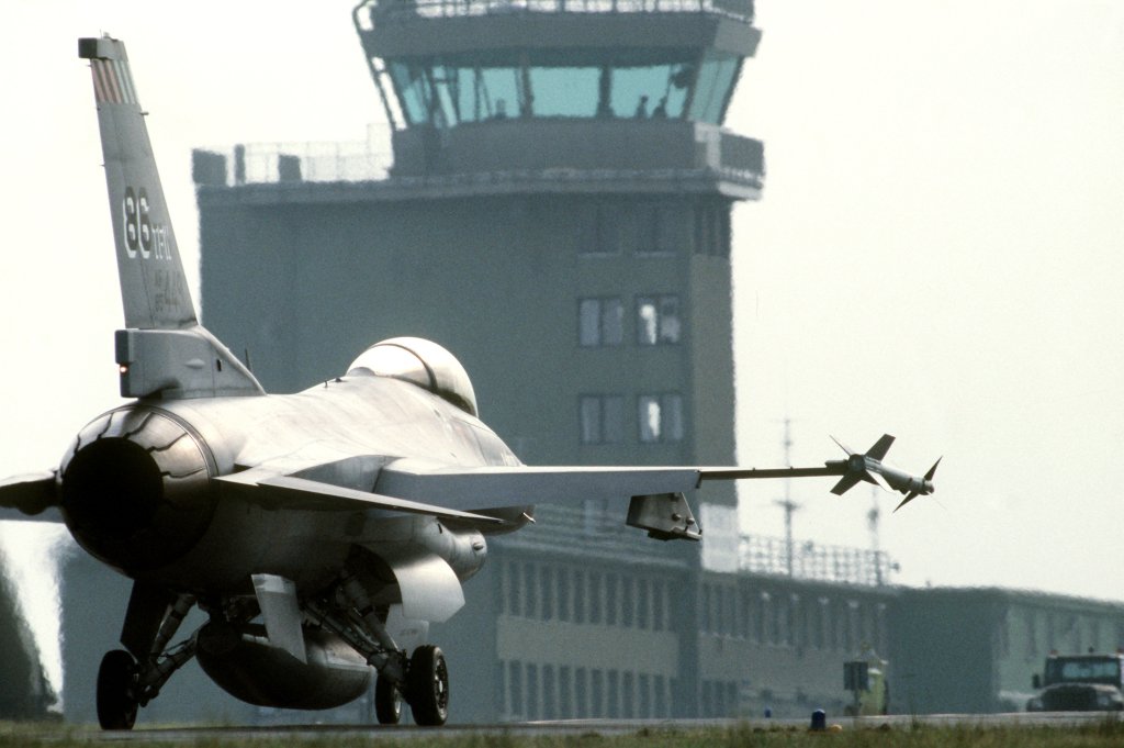 USAF F-16 des 86th TFW vor dem Kontrollturm Sembach