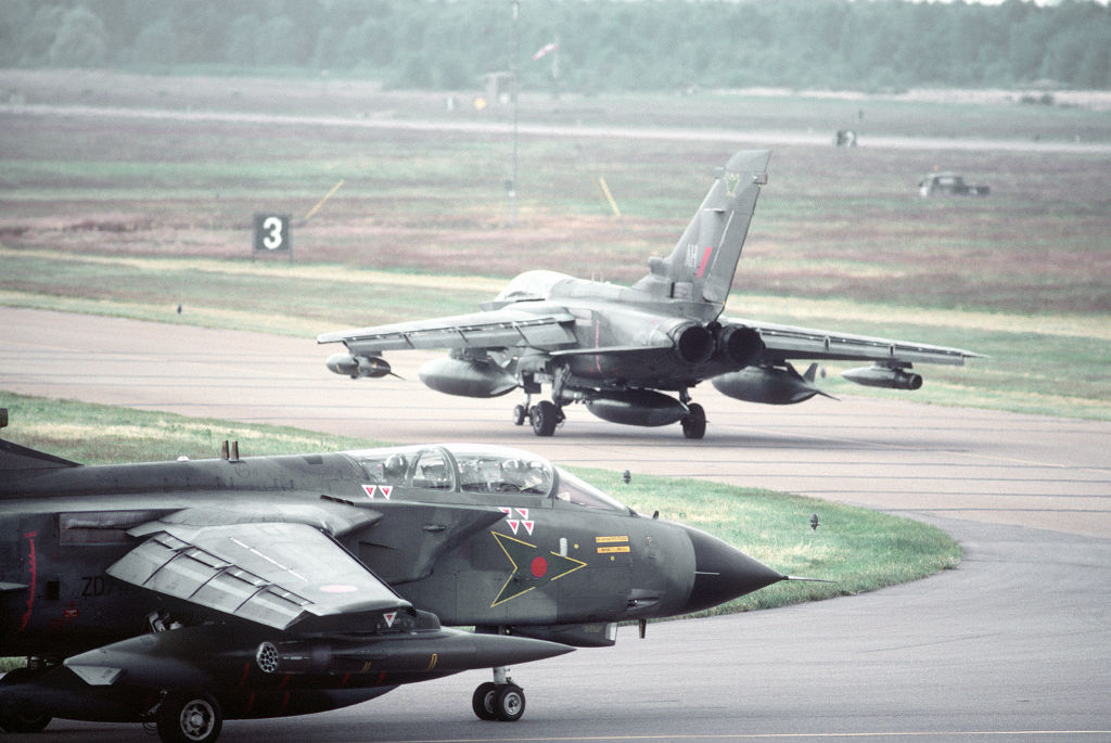 Flugzeuge Tornado GR. Mark 1 der Royal Air Force (RAF) rollen zur Start- und Landebahn in Söllingen