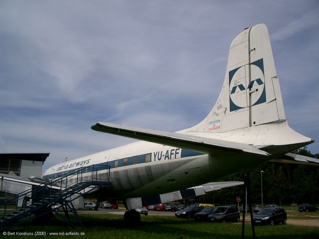 Flugzeug Douglas DC-6B auf dem Flughafen Ljubljana, Slowenien